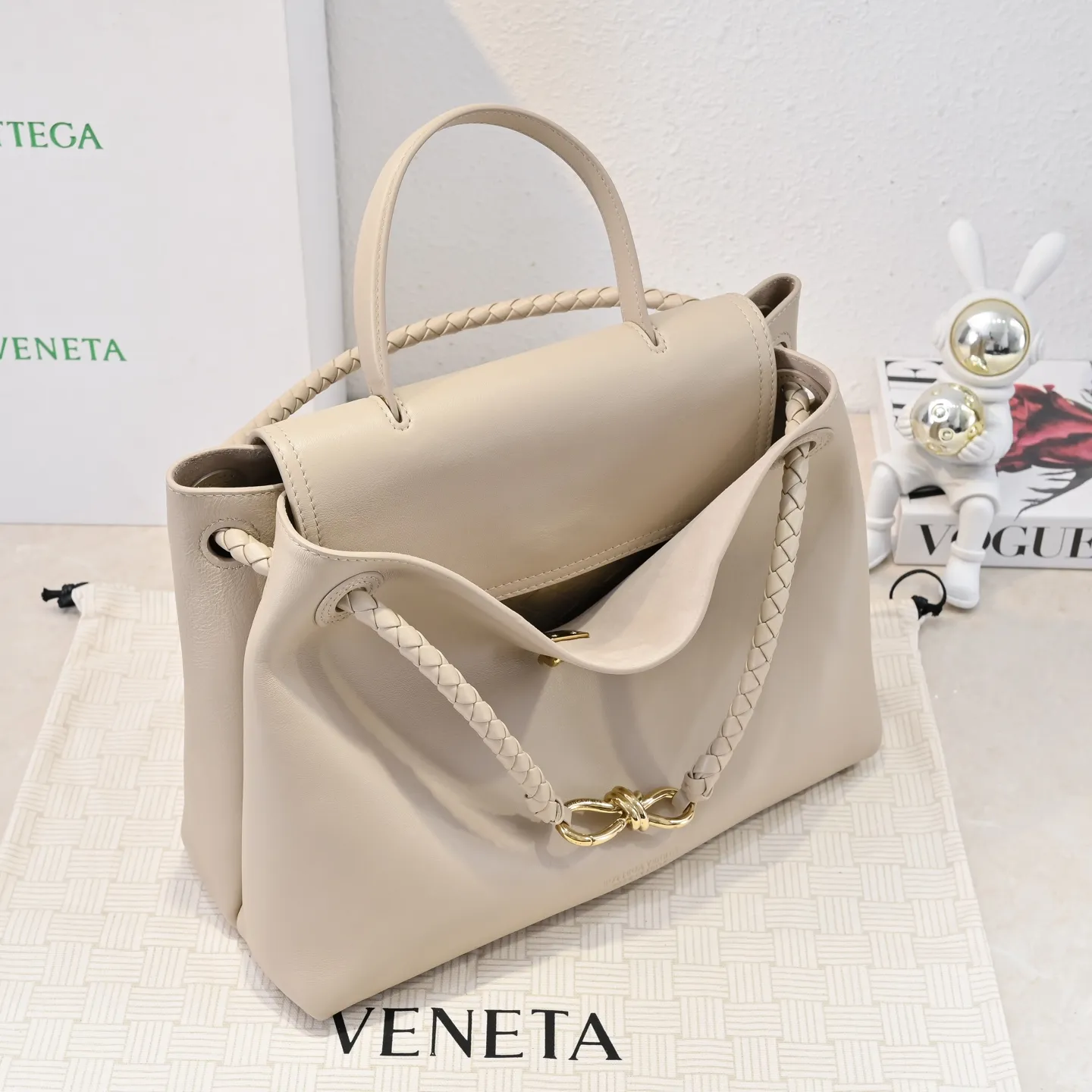 Batch 2360 #Bv New Ciao Ciao handbag Ciao Ciao means "hello" and "goodbye" in Italian, showing a relaxed and casual lifestyle ⭐️Made of Dutch Silky Calf calf leather ~ silky to the touch. The leather is thick, and the suede lining is soft and comfortable. The relaxed feeling of stacked smooth leather, the representative woven element shoulder strap, and the perfect embellishment of golden buckles 💥The bag has a unique shape, casual and exquisite, and super practical ☄️Carry Ciao Ciao to accompany you in various occasions, and be the most stylish you 🎀 Model: 7231 Size: 34x26x15